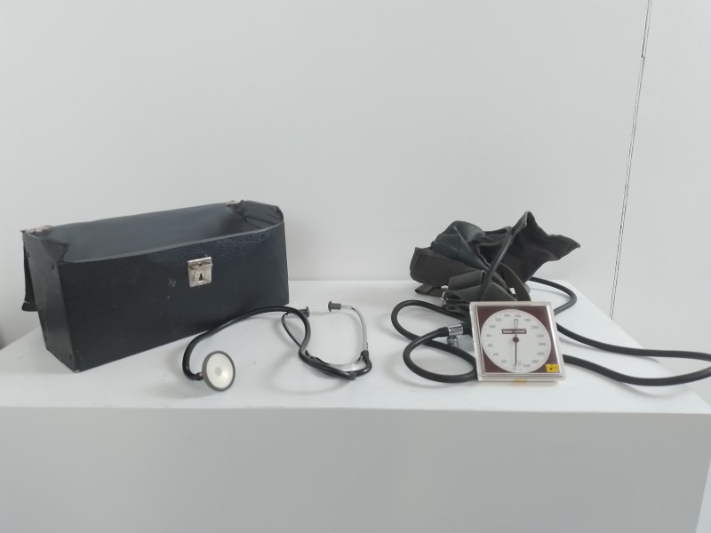 Vintage bloeddrukmeter en stethoscoop boso-privat